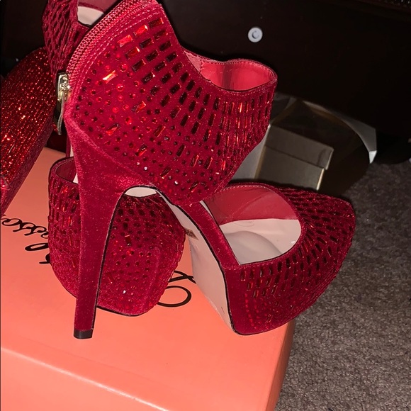 Red Stiletto heels and matching clutch set - Picture 2 of 2